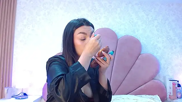 ElhaThomson online show from November 23, 2025, 11:48 pm