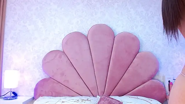 ElhaThomson online show from November 28, 2025, 8:20 pm