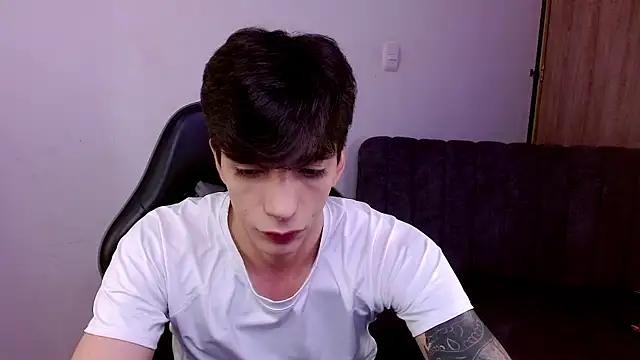 Snapshot of H3ll_B0I chatting on June 27, 2026, 1:17 pm H3ll B0I online show from June 27, 2026, 1:17 pm