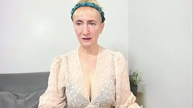 Snapshot of MargaretMilf69 chatting on September 27, 2025, 7:03 am MargaretMilf69 online show from September 27, 2025, 7:03 am