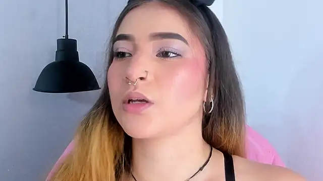 Shanntal  online show from October 8, 2025, 8:09 pm