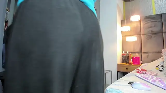 zoe taylorr1 online show from February 9, 2026, 11:41 am