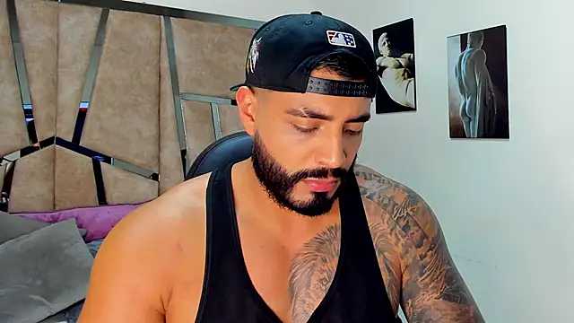 Snapshot of LeandroRusso chatting on March 7, 2025, 8:00 pm LeandroRusso online show from March 7, 2025, 8:00 pm