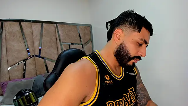 Snapshot of LeandroRusso chatting on March 11, 2025, 9:15 pm LeandroRusso online show from March 11, 2025, 9:15 pm