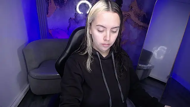 Hela v online show from November 8, 2025, 12:42 pm