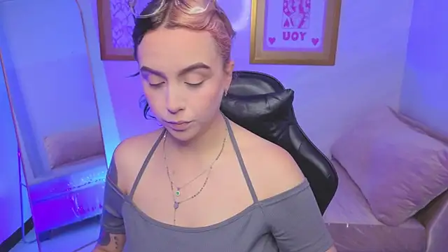 Hela v online show from January 14, 2026, 8:12 pm