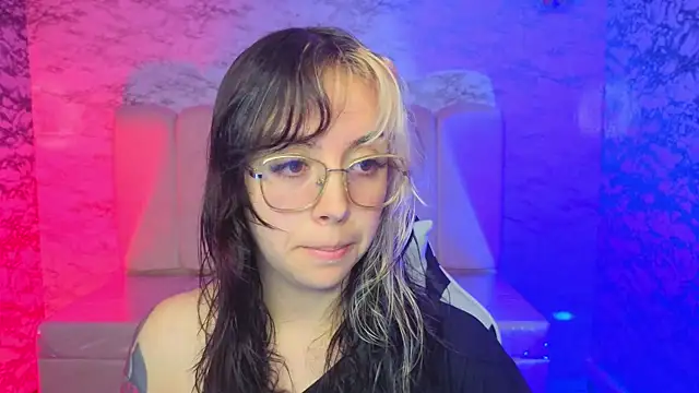 Hela v online show from March 21, 2026, 1:04 pm