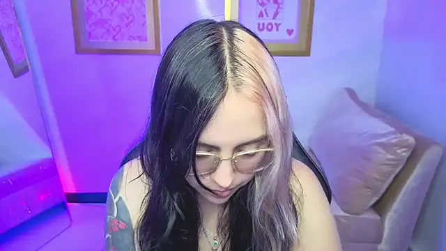 Snapshot of Hela_v chatting on January 17, 2026, 8:12 pm Hela v online show from January 17, 2026, 8:12 pm