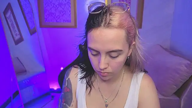 Snapshot of Hela_v chatting on January 15, 2026, 8:12 pm Hela v online show from January 15, 2026, 8:12 pm