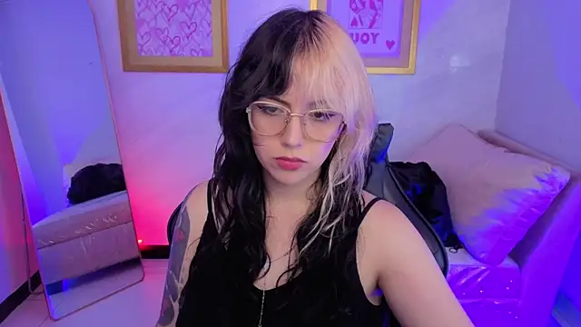 Snapshot of Hela_v chatting on February 13, 2026, 8:09 pm Hela v online show from February 13, 2026, 8:09 pm