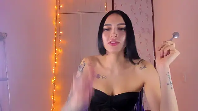 Snapshot of Little__Linda chatting on March 5, 2025, 2:14 am Little Linda online show from March 5, 2025, 2:14 am