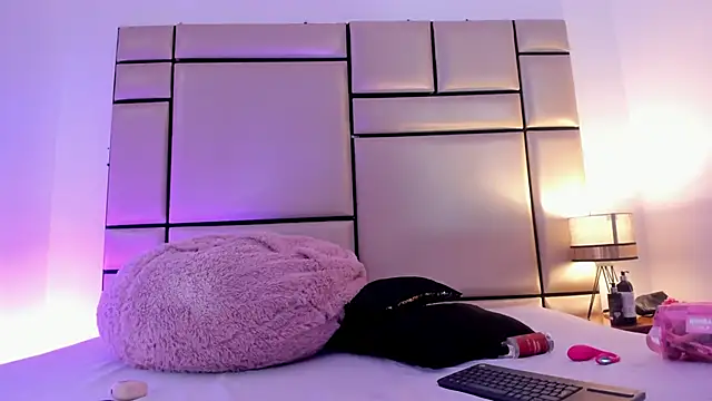 JulianaaHerrera online show from November 6, 2025, 11:36 am