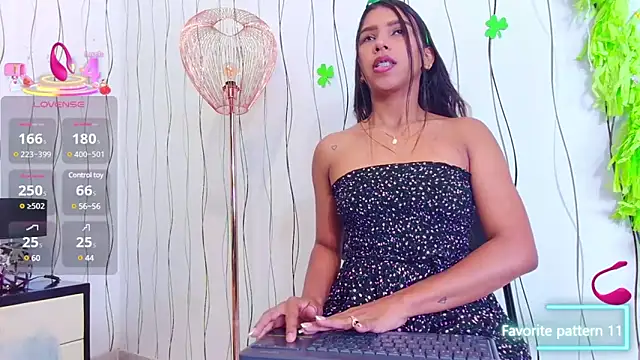 JulianaaHerrera online show from March 18, 2025, 11:44 am