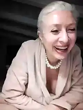 Snapshot of divinaerotica chatting on February 17, 2025, 6:17 pm divinaerotica online show from February 17, 2025, 6:17 pm