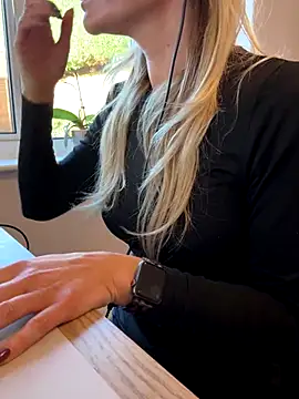 Snapshot of Phoebe_Lily chatting on November 24, 2025, 9:42 am Phoebe Lily online show from November 24, 2025, 9:42 am