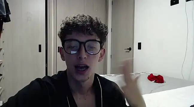 Snapshot of miketwink chatting on March 17, 2025, 4:19 am miketwink online show from March 17, 2025, 4:19 am