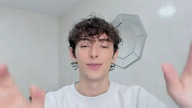 Snapshot of miketwink chatting on February 11, 2026, 12:43 am miketwink online show from February 11, 2026, 12:43 am