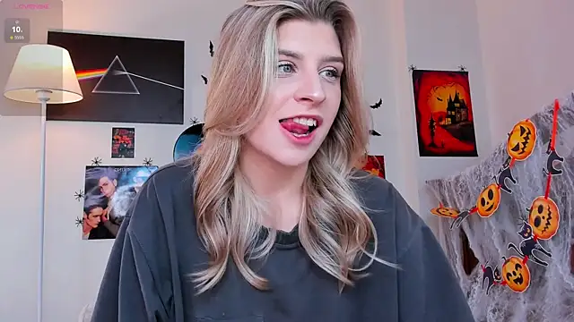 Snapshot of heartseduction chatting on November 4, 2025, 8:18 am heartseduction online show from November 4, 2025, 8:18 am