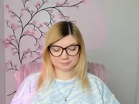 Snapshot of Lola_moree chatting on February 18, 2026, 12:34 pm Lola moree online show from February 18, 2026, 12:34 pm