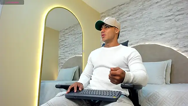 Snapshot of lennox_ray chatting on February 22, 2025, 1:35 pm lennox ray online show from February 22, 2025, 1:35 pm