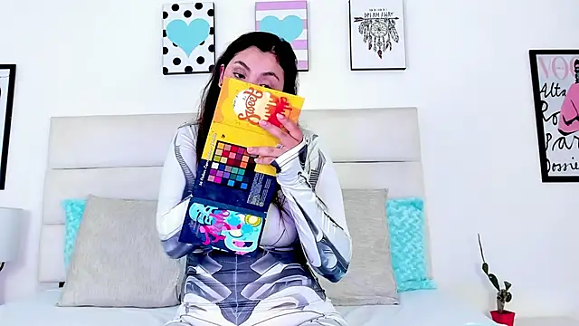 BrielaDiCaprio online show from October 31, 2025, 5:42 pm