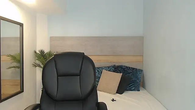 brendathompson  online show from September 12, 2025, 2:23 am