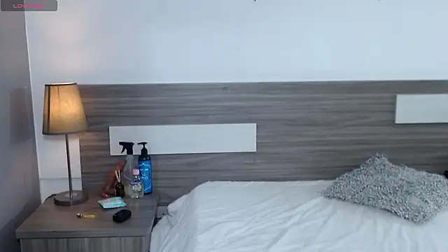 Liiamthompson online show from November 30, 2025, 10:05 am