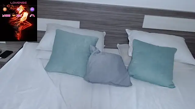 Liiamthompson online show from March 15, 2026, 1:40 pm