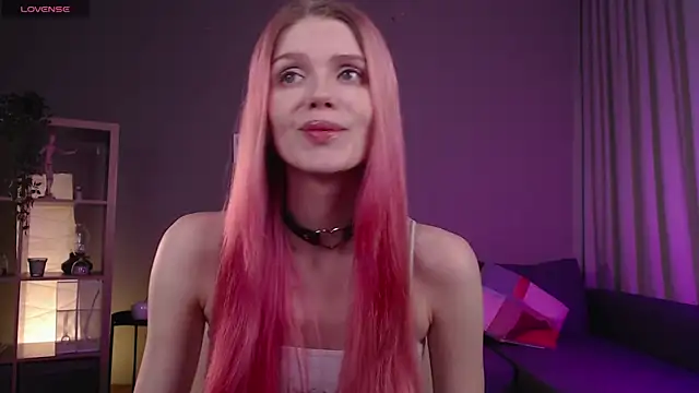 Gretchen Mol online show from November 3, 2025, 7:35 am