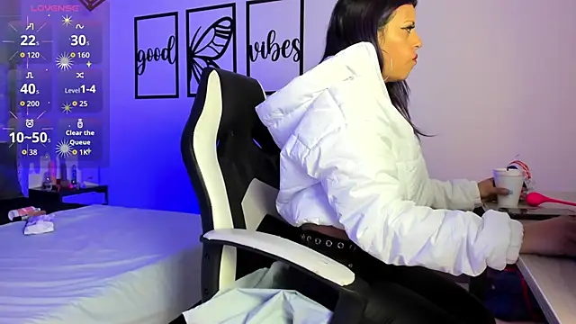 nicolee millerr online show from October 21, 2025, 12:04 pm