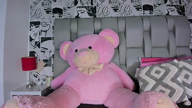 Snapshot of LucyRosse chatting on April 6, 2026, 11:33 am LucyRosse online show from April 6, 2026, 11:33 am