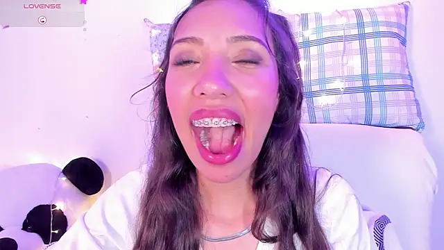 Miss veronicaa2 online show from February 24, 2025, 4:15 pm