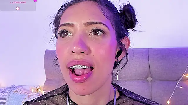 Miss veronicaa2 online show from February 18, 2025, 6:26 pm