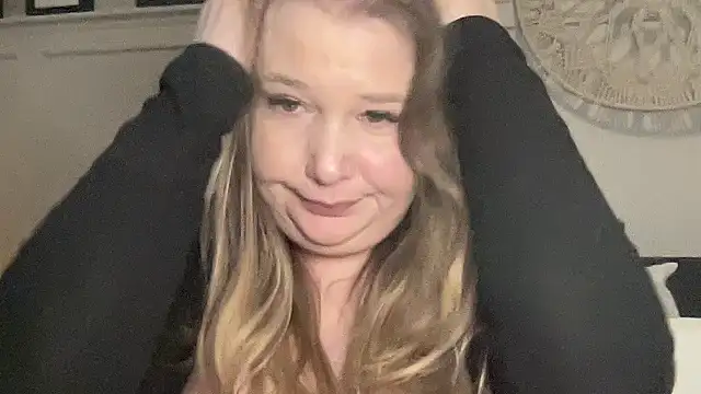 Snapshot of BustyHayleyUk chatting on February 12, 2025, 4:00 pm BustyHayleyUk online show from February 12, 2025, 4:00 pm