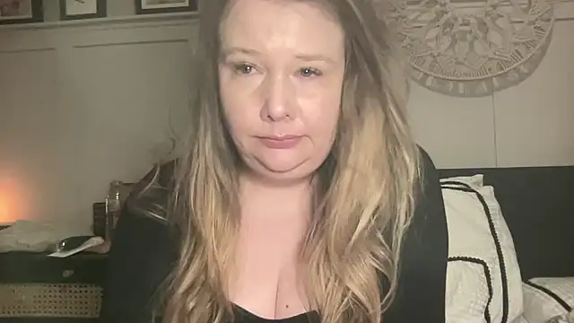 Snapshot of BustyHayleyUk chatting on February 5, 2025, 8:57 pm BustyHayleyUk online show from February 5, 2025, 8:57 pm