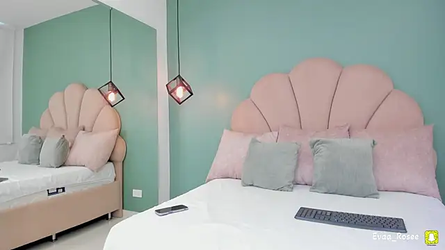 eva roseee online show from April 7, 2026, 3:47 pm