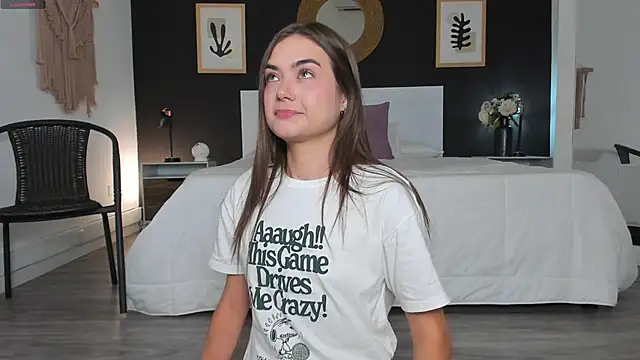 AlannaRussell  online show from November 19, 2025, 7:25 pm