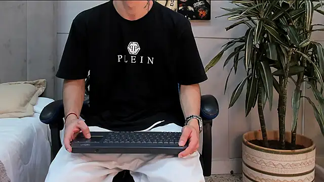 Snapshot of roan_birkin chatting on May 18, 2026, 7:40 pm roan birkin online show from May 18, 2026, 7:40 pm