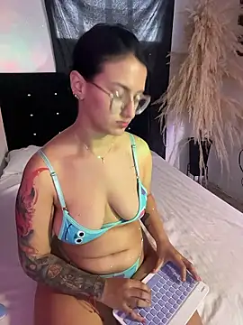 Snapshot of Emma_Giraldo chatting on January 18, 2026, 10:57 pm Emma Giraldo online show from January 18, 2026, 10:57 pm