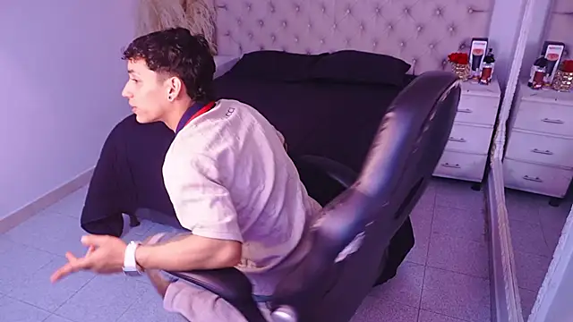 JhoanLeandro online show from April 17, 2026, 7:33 am