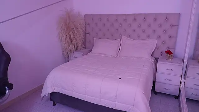 JhoanLeandro online show from April 12, 2026, 4:49 am