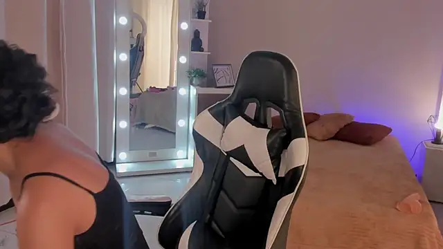 Snapshot of leahaltomm chatting on March 12, 2025, 6:11 pm leahaltomm online show from March 12, 2025, 6:11 pm