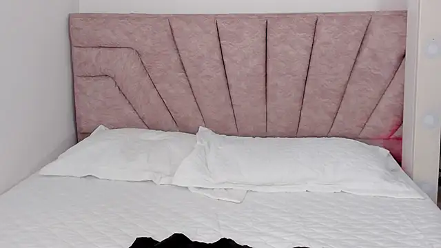 Snapshot of leahaltomm chatting on October 29, 2025, 8:08 pm leahaltomm online show from October 29, 2025, 8:08 pm