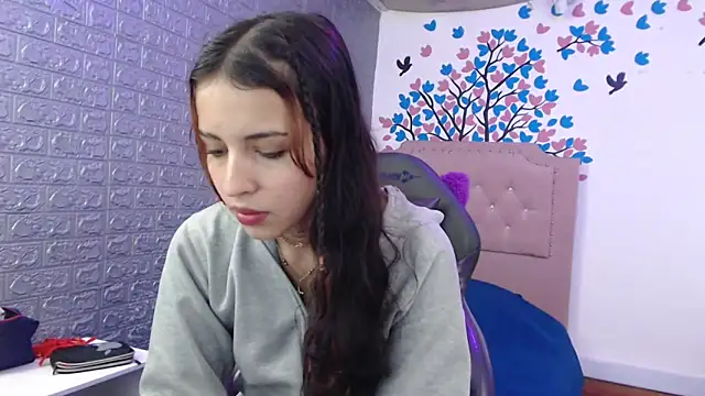 AngelaTurizo online show from November 5, 2025, 7:00 am