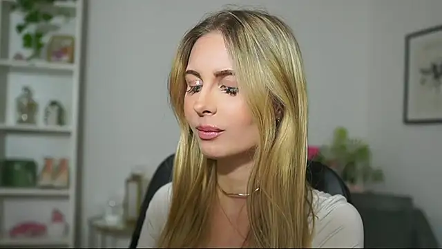 catecrago  online show from March 8, 2025, 1:57 pm