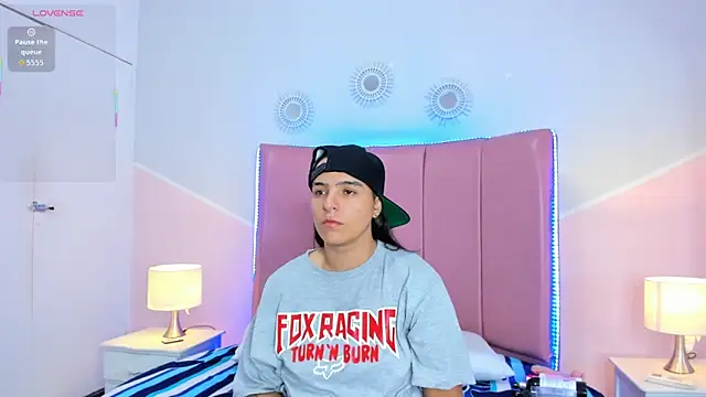 Liiam smith  online show from December 21, 2025, 1:35 pm