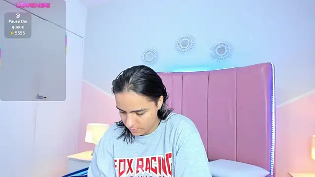 Liiam smith  online show from December 3, 2025, 12:59 pm