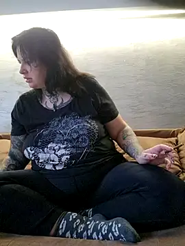 Snapshot of CannabisQueenn chatting on November 17, 2025, 7:23 am CannabisQueenn online show from November 17, 2025, 7:23 am