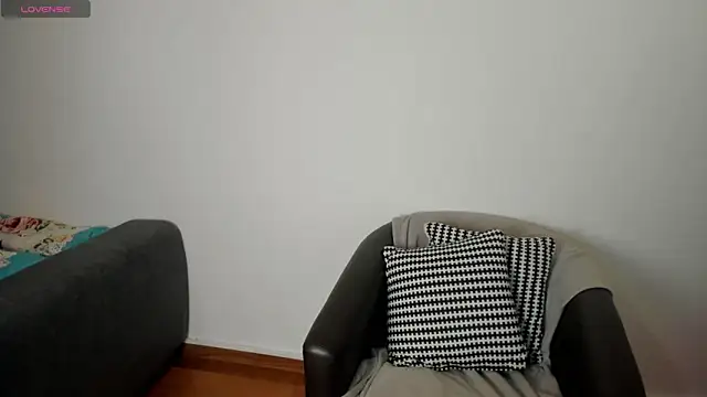 NicoleKatee online show from November 26, 2025, 2:28 pm