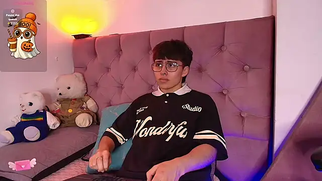 PepperTwink online show from December 5, 2025, 4:49 pm